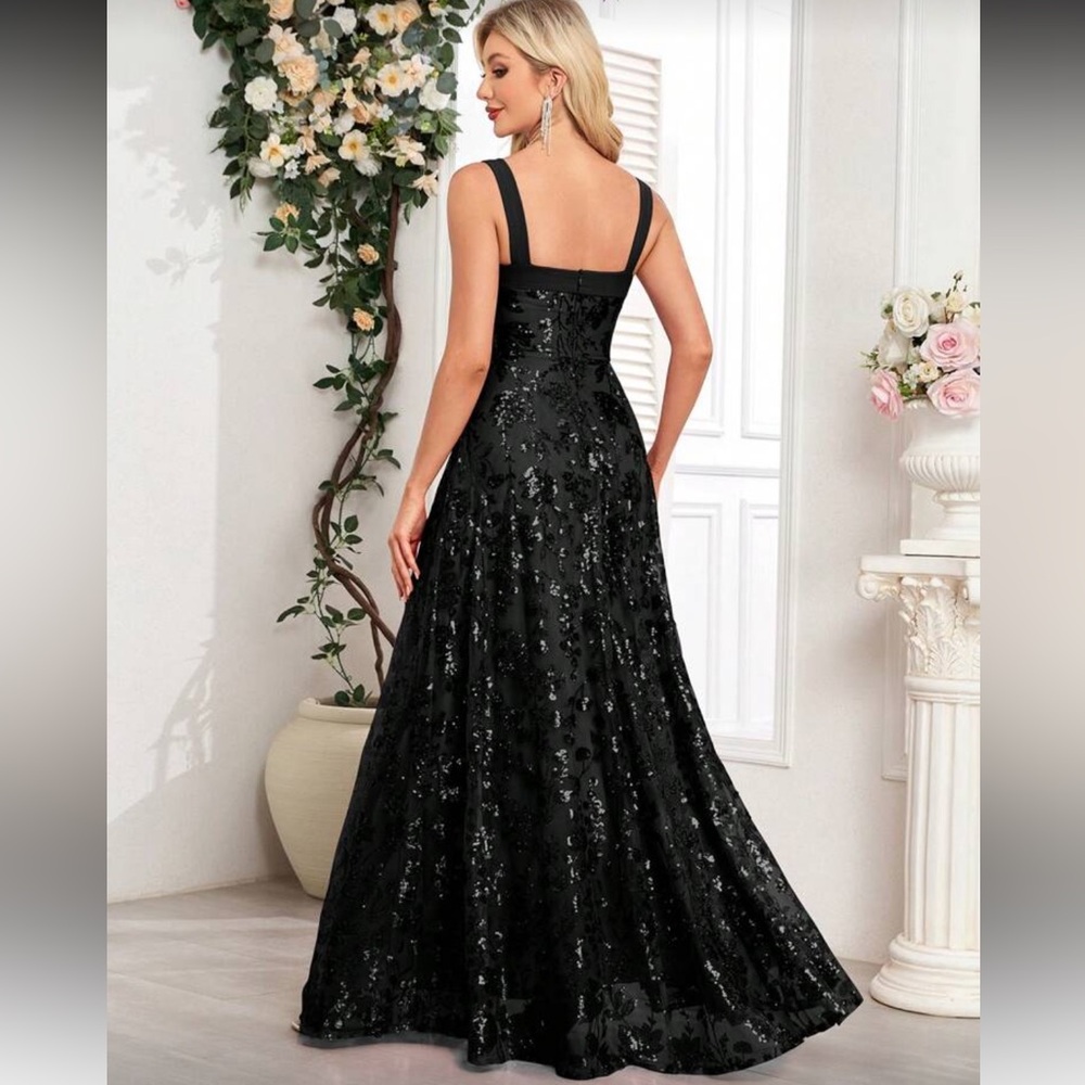 Elegant Black Floral Sequins Evening Gown - Picture 3 of 6